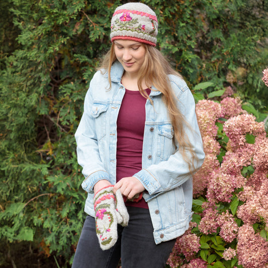 Munich Embroidered Wool Mittens: Black